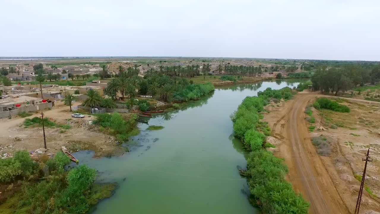 Flygvy över floden Alshatrra i Irak.