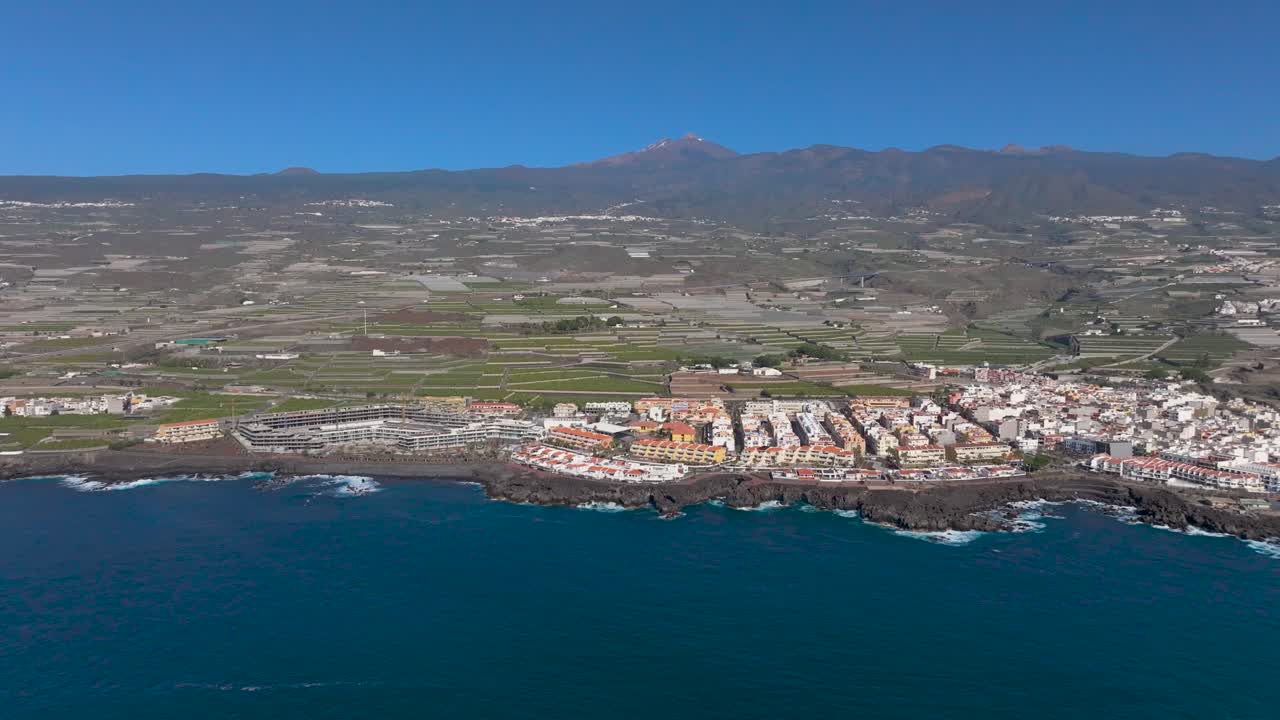 Vista de dron de la costa de Playa San Juan con el volcán Teide en Tenerife
