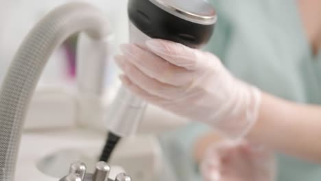 masaje corporal con rodillos de vacío en la clínica de cosmetología moderna
