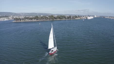 Segeln-In-Der-Bucht-Von-San-Francisco-Mit-Industrie--Und-Stadtgebäuden-Im-Blick