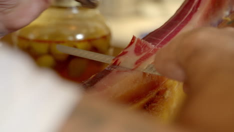 slicing jamón (cured ham)