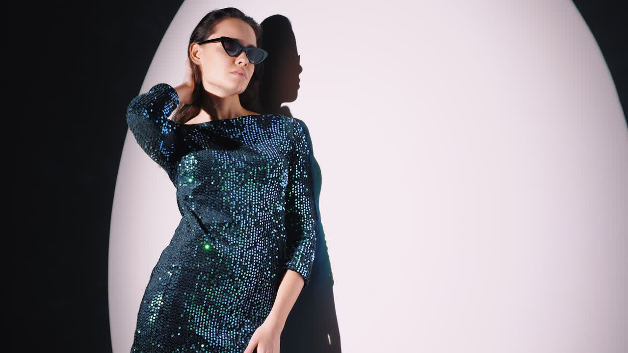 저녁 의복 을 반영 하는 패션 여자