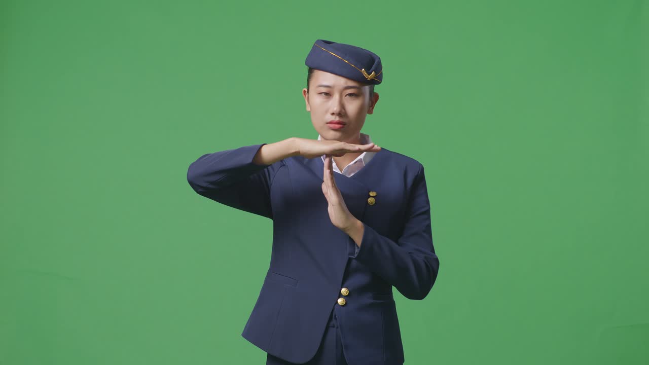 타임아웃 제스처를 보여주는 승무원