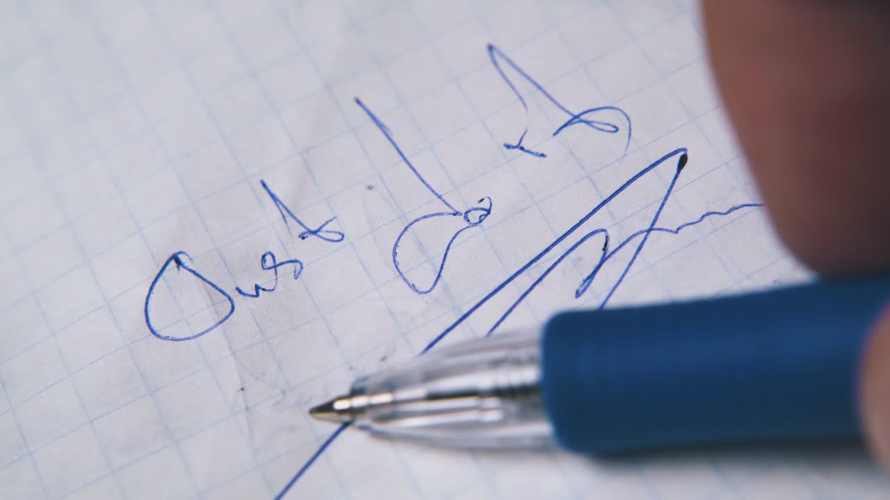 joven sostiene la pluma por encima de las palabras sólo hacerlo en una hoja de papel