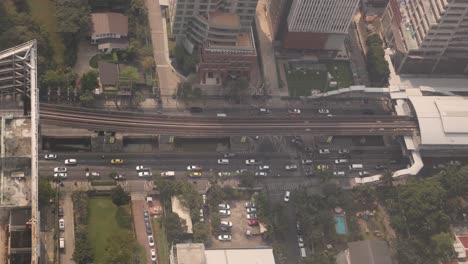 mirando hacia abajo en el tráfico en el centro de bangkok, la capital de tailandia