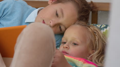 Adorable-caucasian-kids-brother-and-sister-watching-cartoon-together