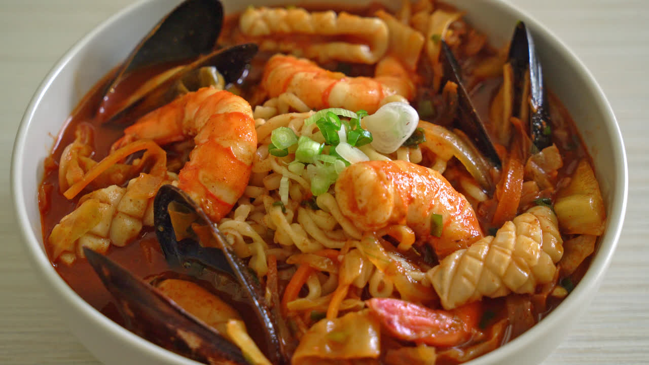 jjamppong - sopa de fideos con mariscos coreanos - estilo de comida coreana
