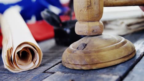 martillo y documentos legales dispuestos en la bandera estadounidense