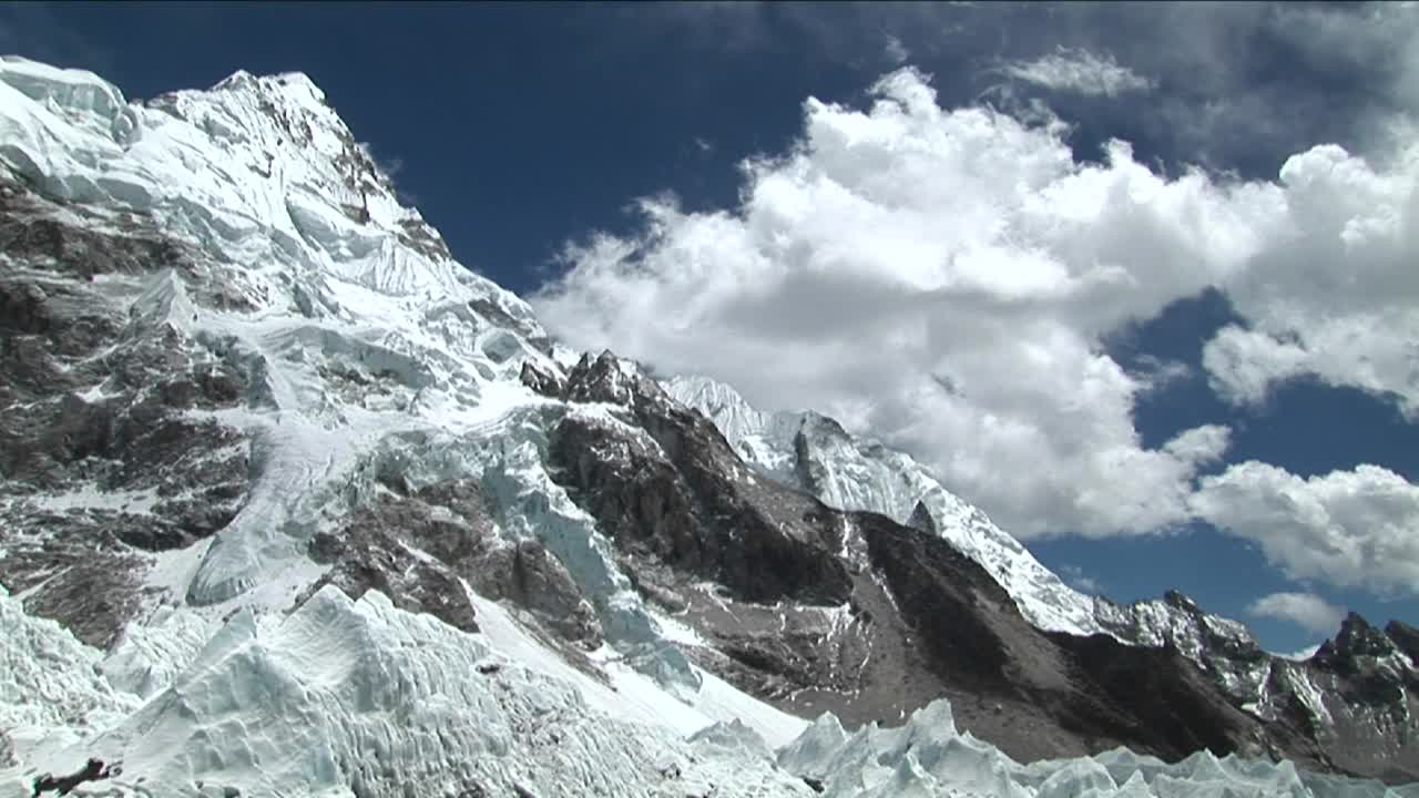 피크에서 빙하 스트림까지 아래로 기울어집니다.