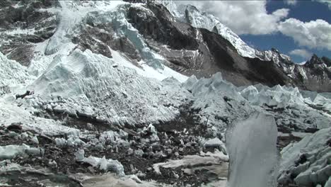 Inclinarse-Hacia-Abajo-Desde-El-Pico-Hasta-La-Corriente-Glacial