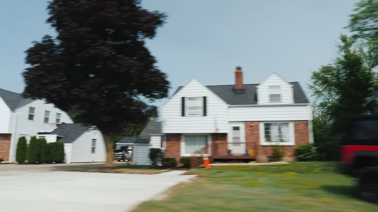 viajando en los suburbios de los estados unidos una vista desde la ventana de un auto en hermosas casas americanas