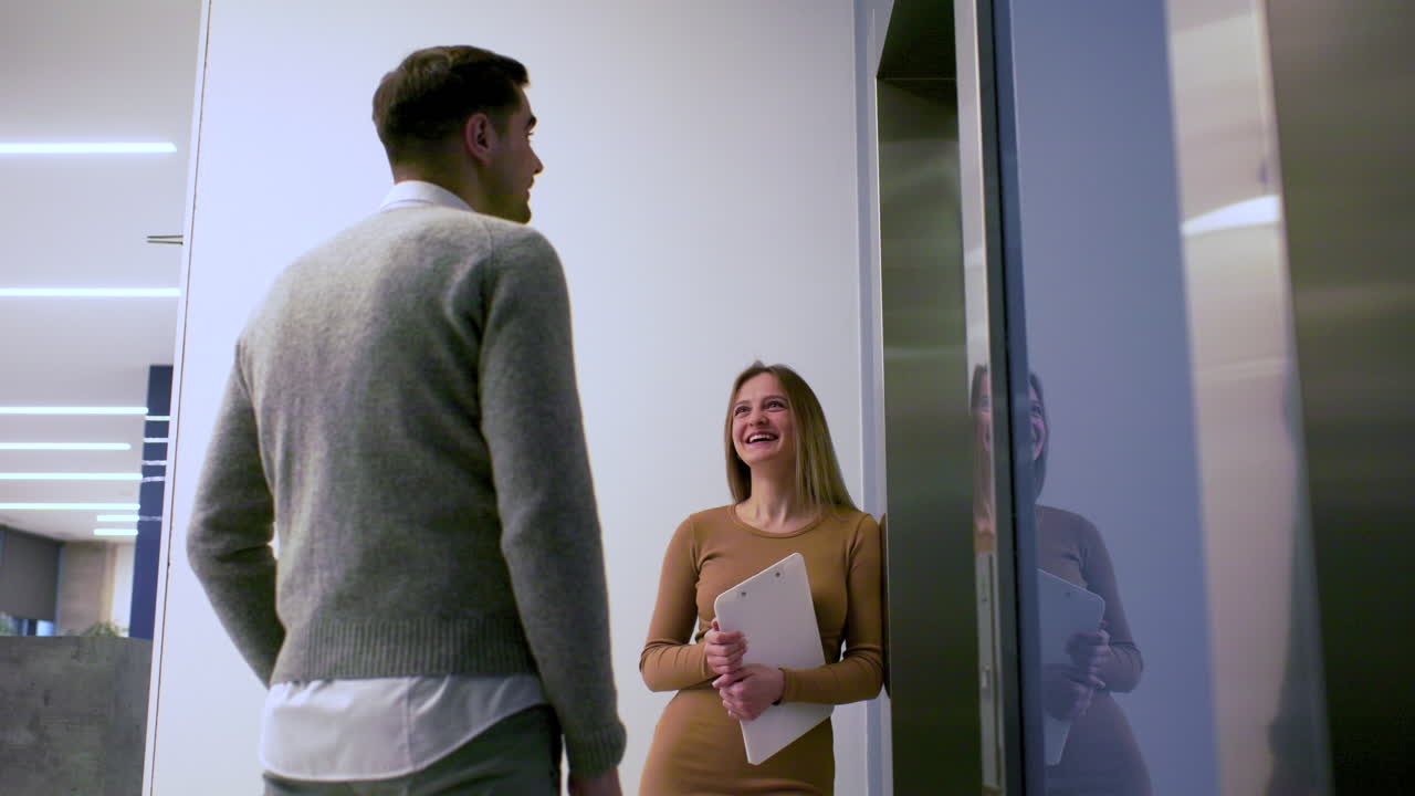 사무실에서 이야기하는 동료들