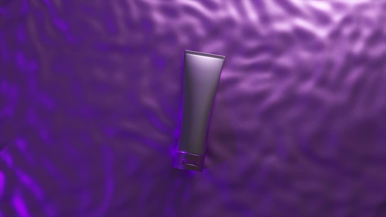 fondo de satén púrpura con tubo de plata modelo de recipiente cosmético