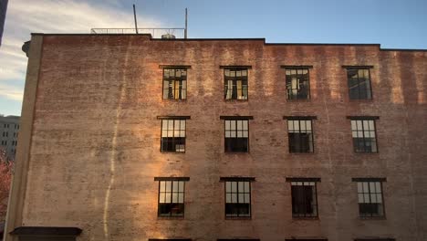 Backstein-Wohnhaus-Mit-Blauem-Himmel-In-Der-Abenddämmerung