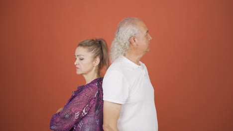 una pareja controvertida. están enfadados.