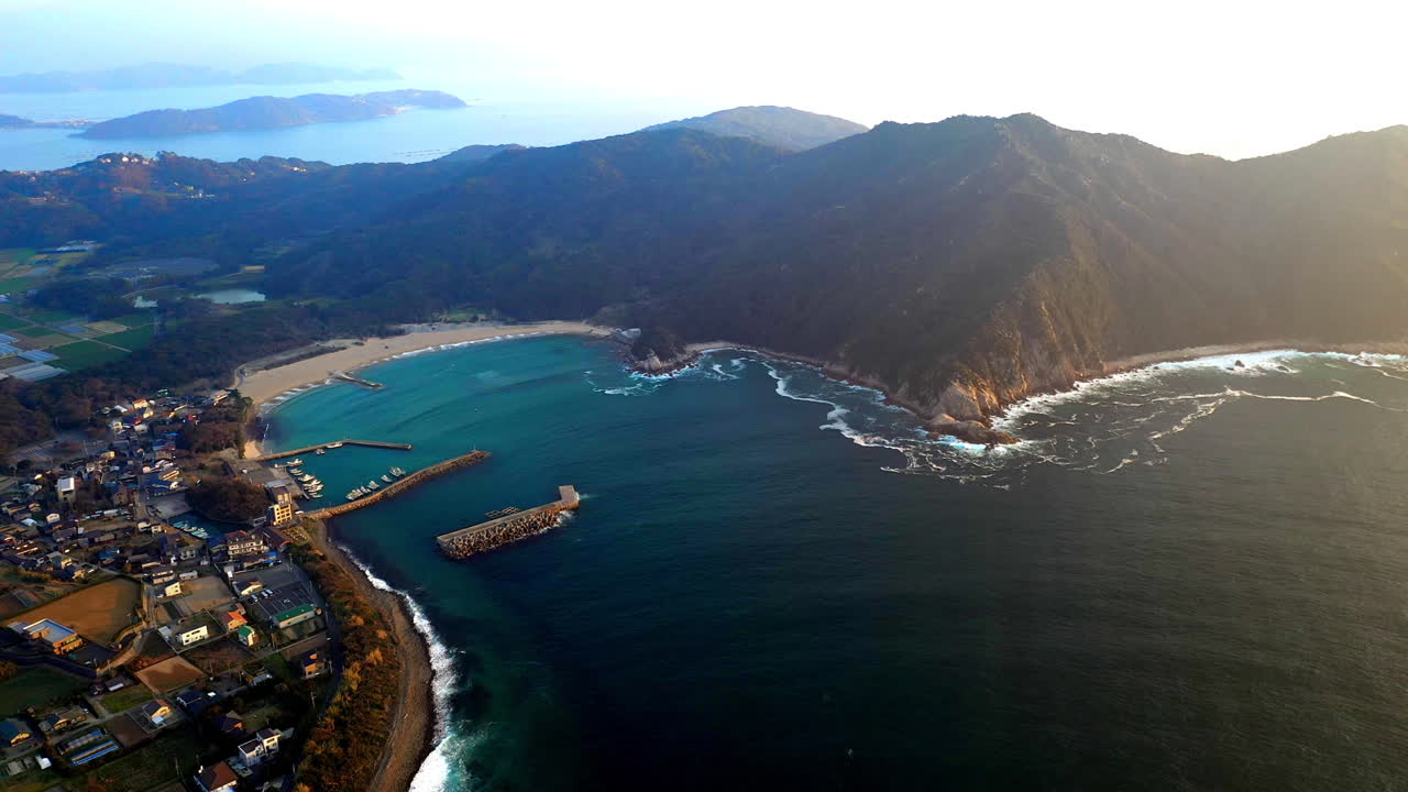 Ripresa con drone della baia a Kyushu, Giappone.
