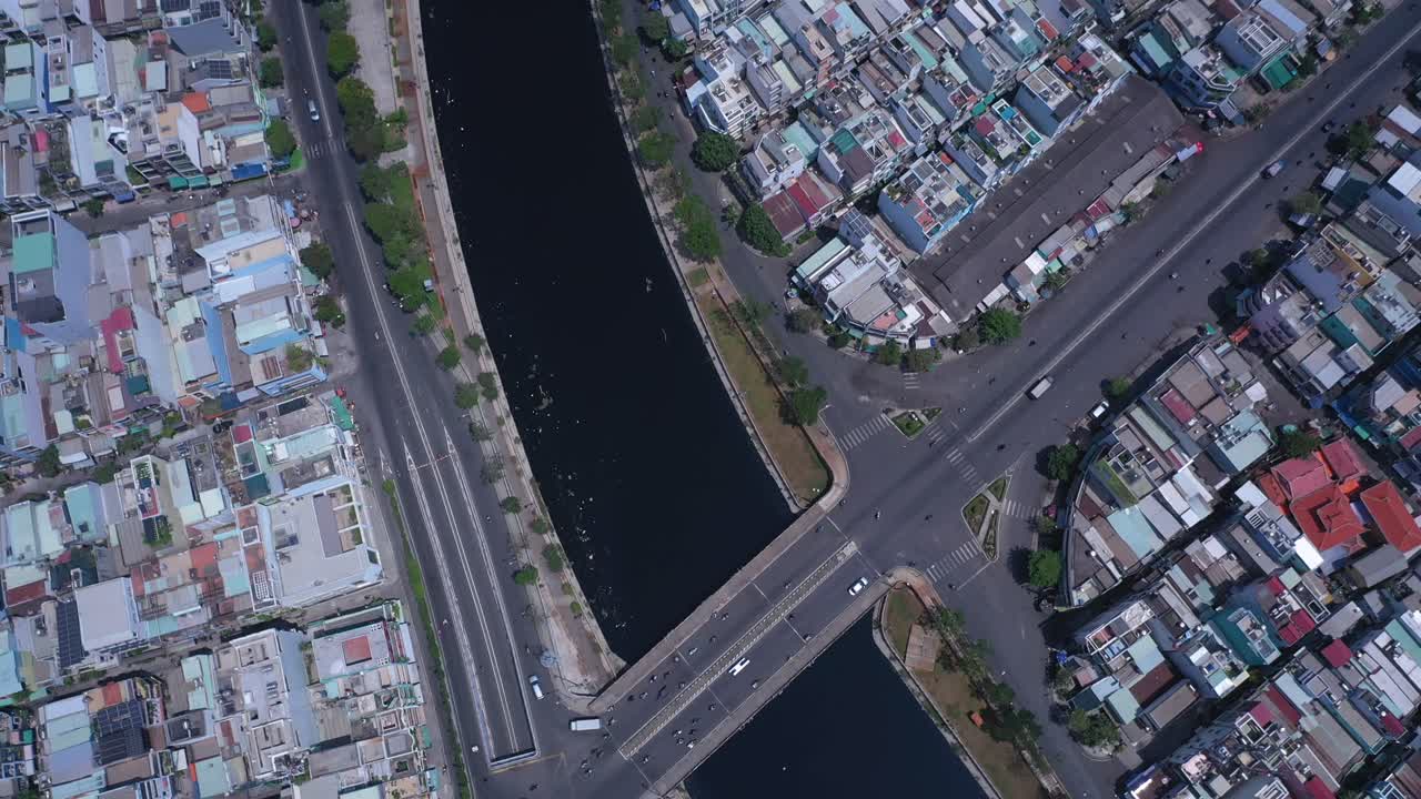 베트남 호치민시의 교통 교량과 고가도로, 운하, 옥상, 도로 교통이 특징인 화창한 날의 공중 전망