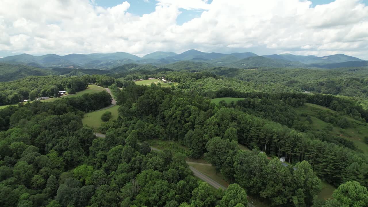 vuelo aéreo hacia la montaña de la serpiente cerca de boone nc, boone carolina del norte en el condado de watauga nc