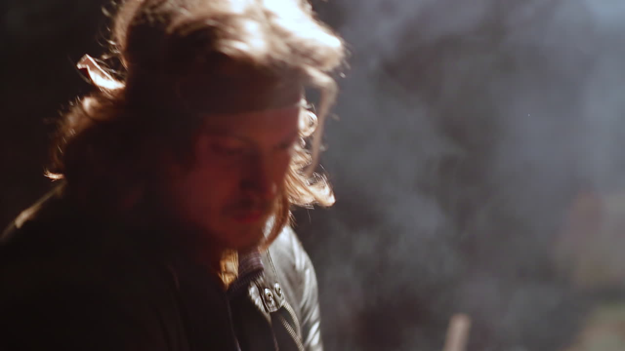 망치 를 들고 공연 하는 사람