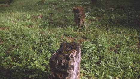 Un-Antiguo-Cementerio-Antiguo-Con-Lápidas,-Vista-Panorámica-De-Primer-Plano