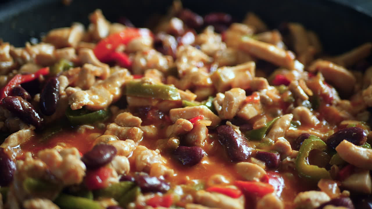 relleno para fajitas caseras que chisporrotean en una cacerola: cierre la vista con pollo, pimientos, cebollas y otros ingredientes orgánicos