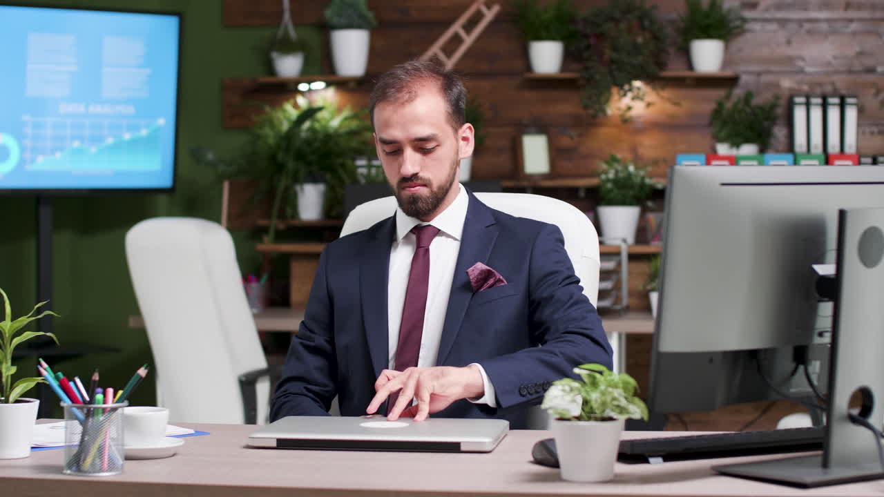 Modern ofiste çalışan iş adamı