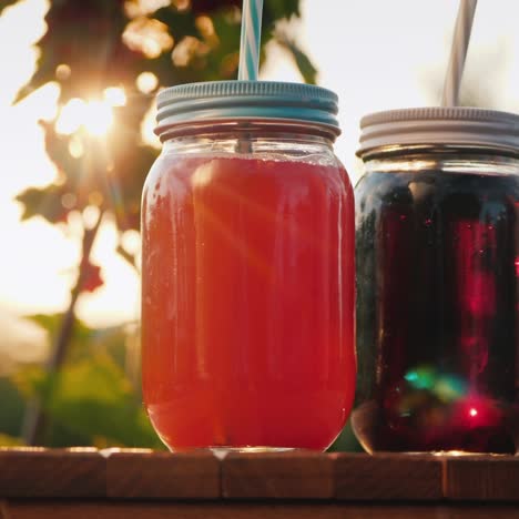 tiro inclinado de dos refrescos en la mesa