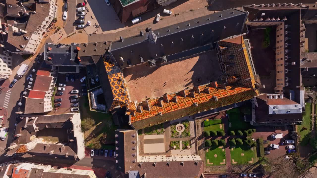 Drone su un ospizio storico con tegole a motivi in Francia