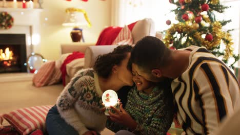 Familie-Zu-Hause-Zur-Weihnachtszeit