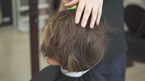 peluquero profesional usando un secador de pelo después del corte de pelo 2