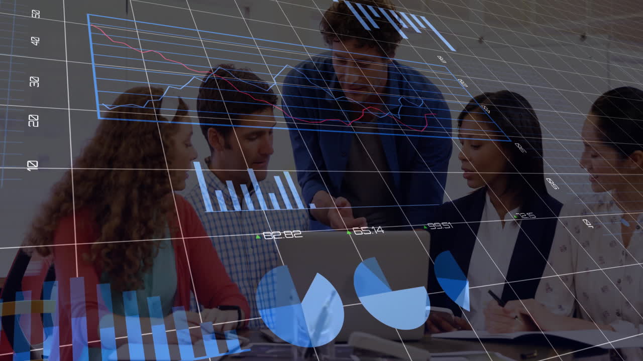 animación de procesamiento de datos y diagramas sobre diversas personas de negocios discutiendo el trabajo