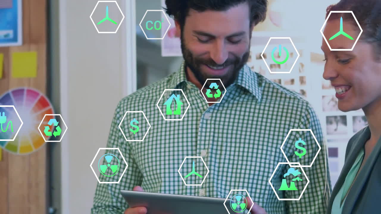 animación de iconos de ecología sobre diversos colegas que usan tableta en la oficina