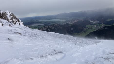 Nieve-Que-Sopla-En-La-Cima-De-La-Montaña-Breitenberg-En-Los-Alpes-Bávaros-Cerca-De-Pfronten