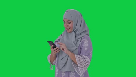 Mujer-Musulmana-Feliz-Usando-La-Pantalla-Verde-Del-Teléfono