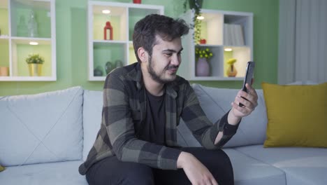 Lustiger-Junger-Mann,-Der-Mit-Seinen-Freunden-Auf-Facetime-Chattet.