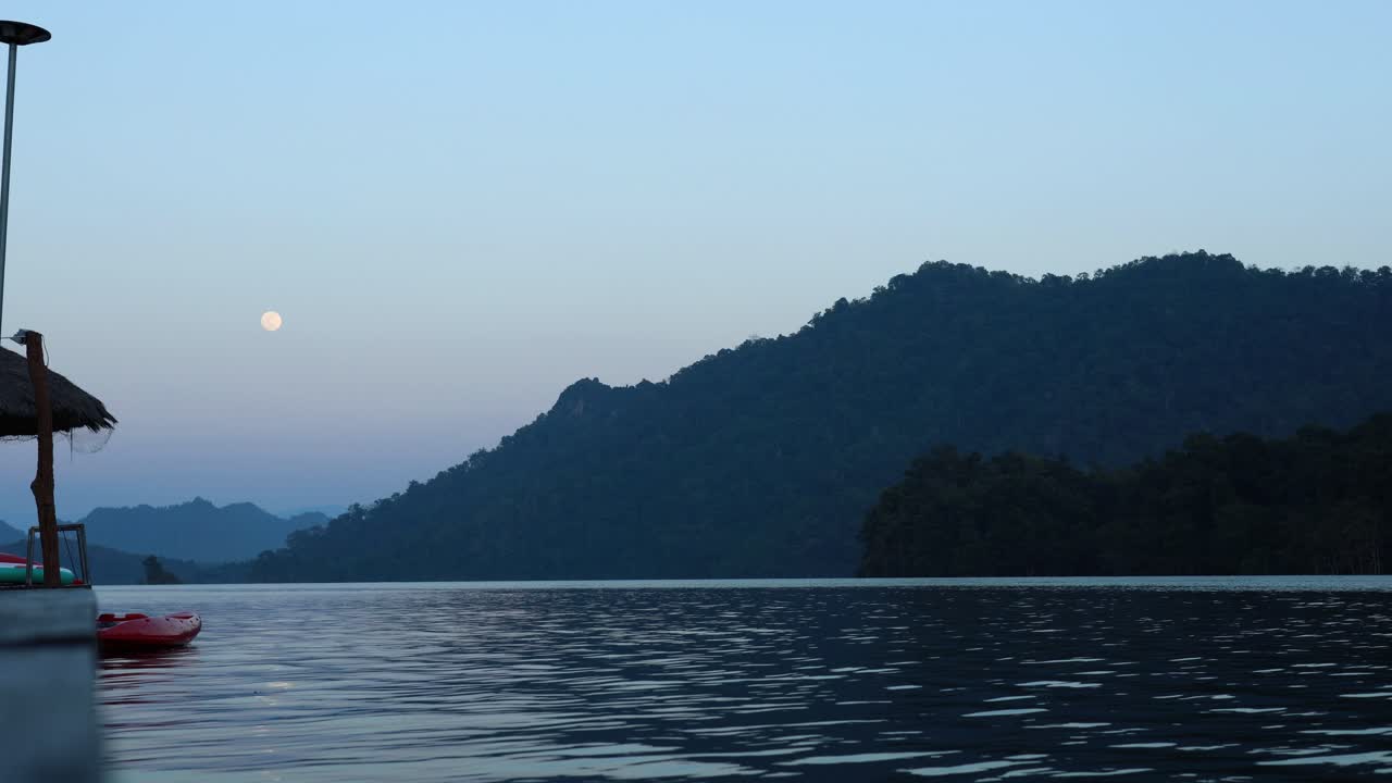 해가 지는 동안 조용한 호수의 타임 스