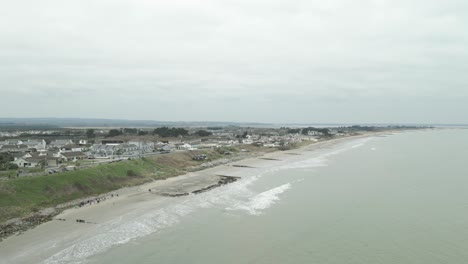 Vista-Aérea-De-La-Playa-De-Rosslare-Y-La-Ciudad-Frente-Al-Mar-En-Wexford,-Irlanda