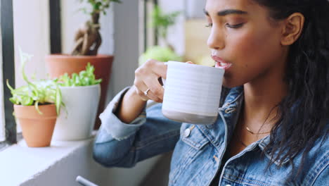 Telefon,-Soziale-Medien-Und-Café-Mit-Einem-Schwarzen