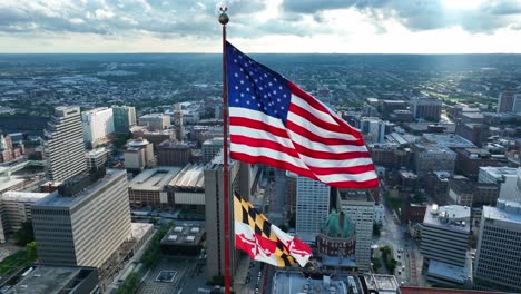 Bandera-Del-Estado-De-Maryland-En-El-Centro-De-Baltimore,-Md,-Ee.uu.