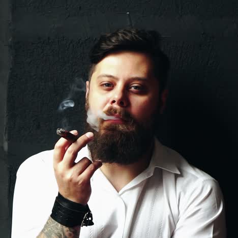 hombre fumando un cigarro