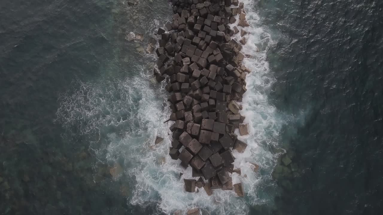 Bølger, der slår ind over et klippefremspring i havet