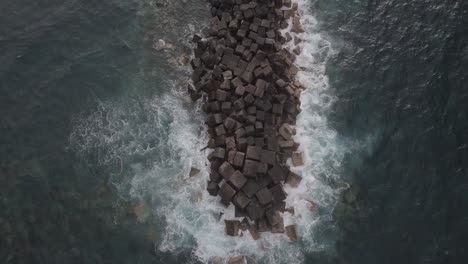 Olas-Rompiendo-Sobre-Un-Asador-De-Rocas-En-El-Mar