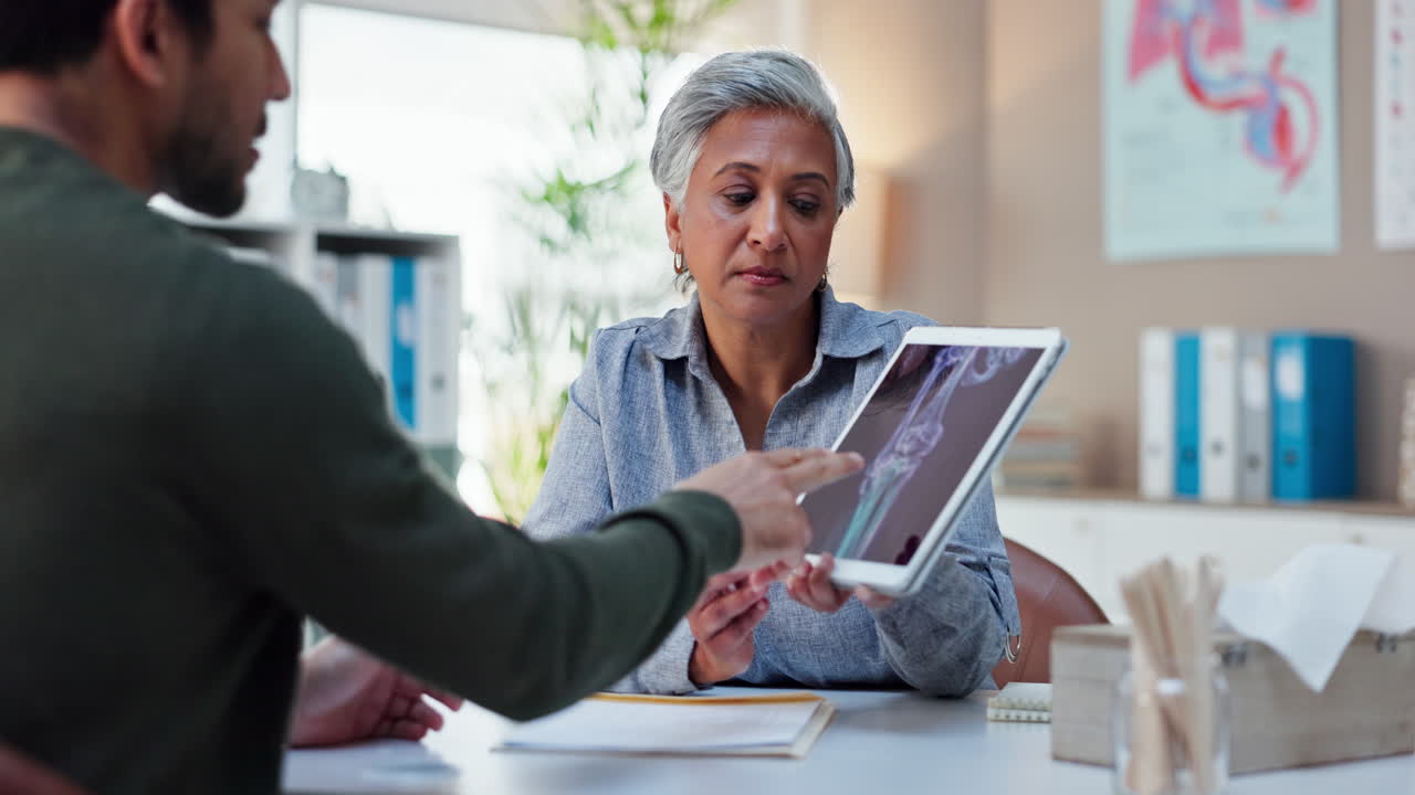 el médico discutiendo la radiografía con el paciente
