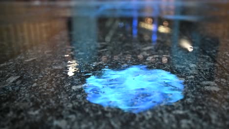 reflejos dentro de charcos en la ciudad de londres, reino unido