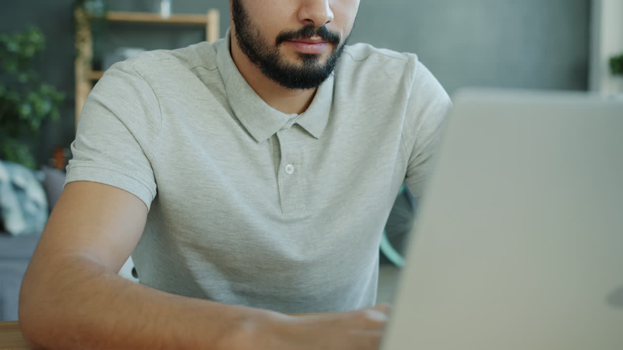 노트북에서 일하는 남자