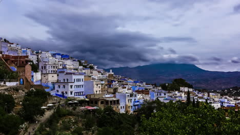 Vista-De-Lapso-De-Tiempo-De-Nubes-Grises-De-Tormenta-Rodando-Sobre-Chefchaouen-En-El-Noroeste-De-Marruecos