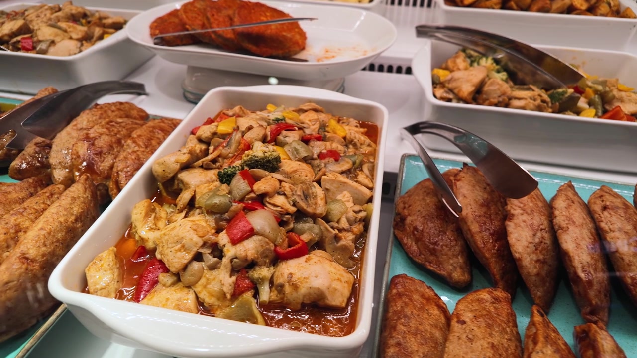 Pratos Preparados Variados Expostos em um Buffet de Restaurante