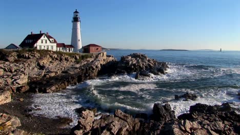 El-Faro-De-Portland-Head-Supervisa-El-Océano-Desde-Las-Rocas-En-Maine,-Nueva-Inglaterra