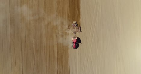 Tractor-Trabajando-En-Hermoso-Campo-Agrícola-Espacioso-9