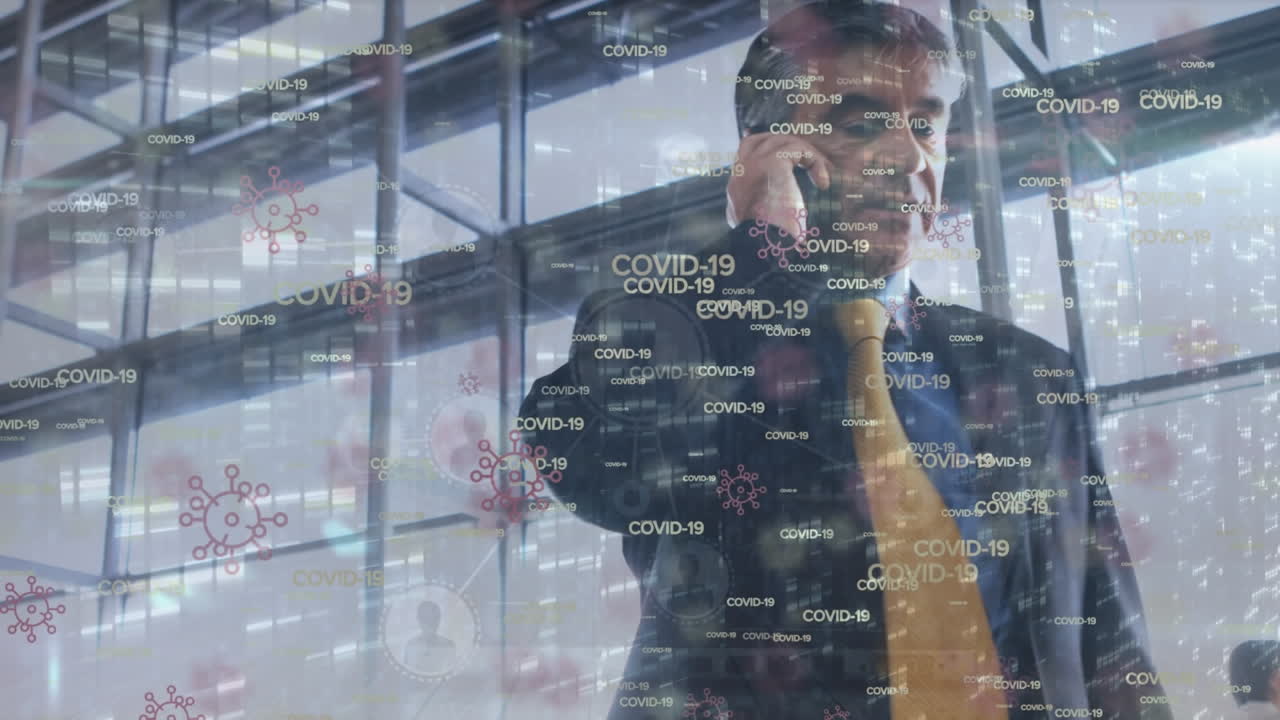 Animering av databehandling och covid 19-text över kaukasisk affärsman som arbetar på kontor